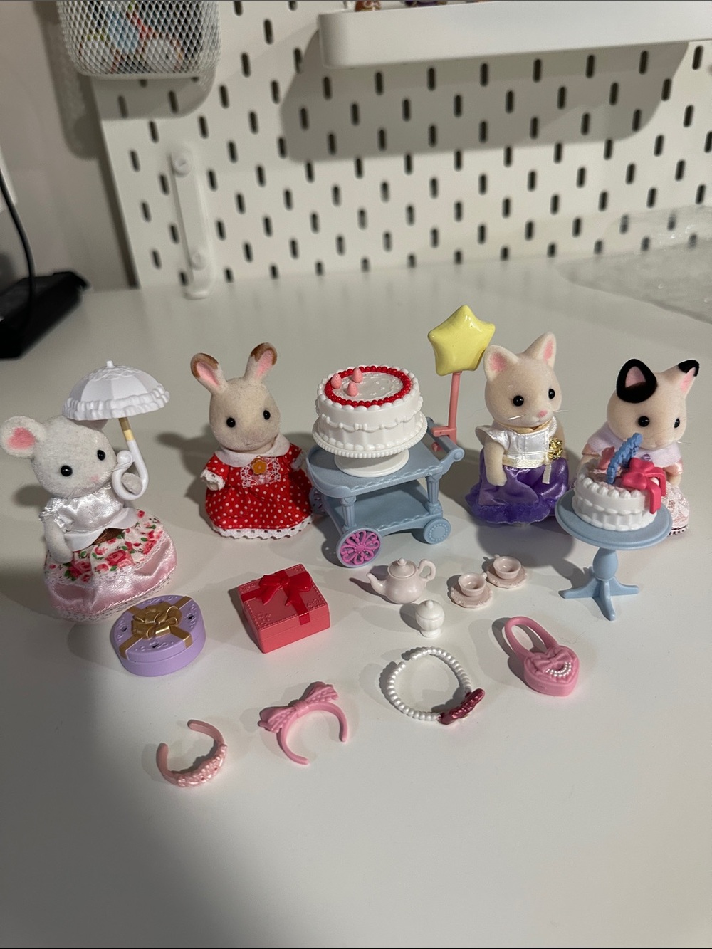 Sylvanian Families Calico Critters accessories and Calicos